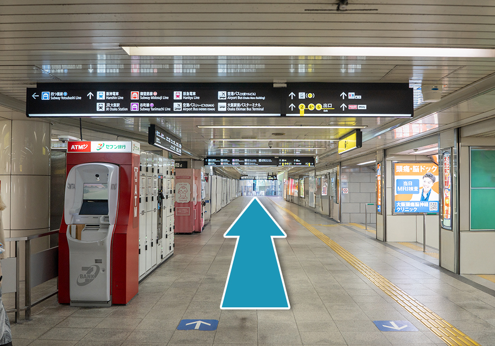 西梅田駅の地下通路を直進する道順