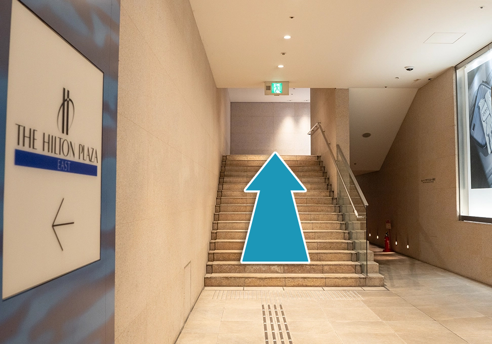 THE HILTON PLAZAの表示を目印に階段を上がる道順