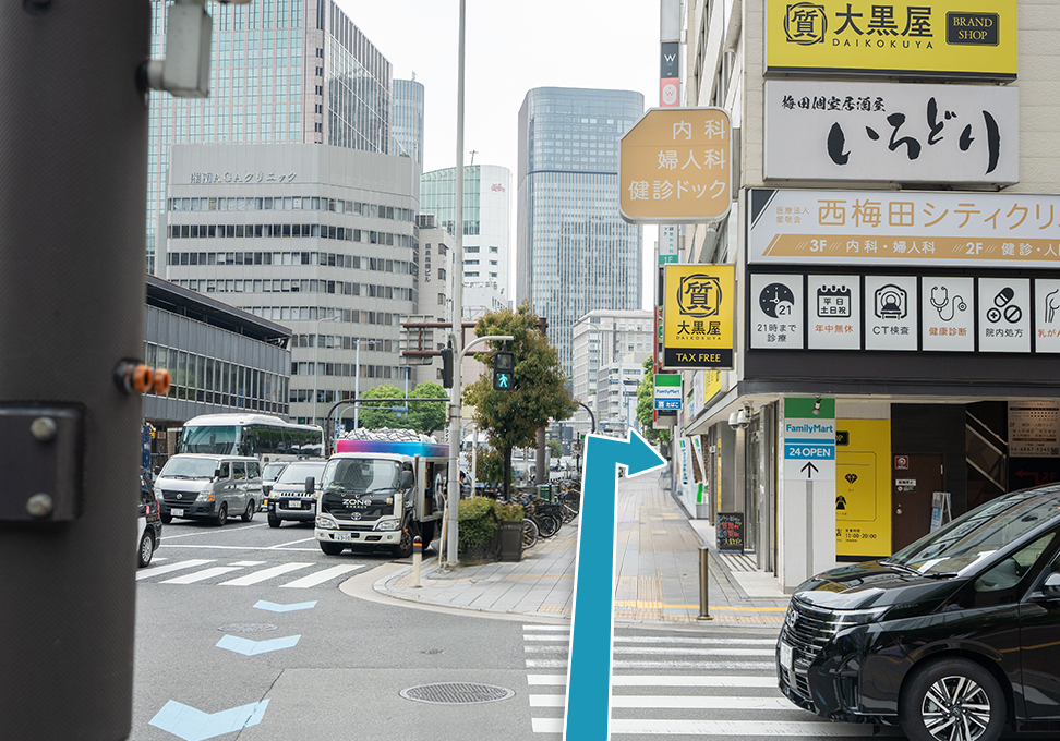 ファミリーマート西梅田店方面からLEIS UMEDAへ進む道順